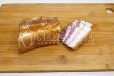 После заморозки сало уже можно подавать к столу. Хранить сало в морозильной камере.