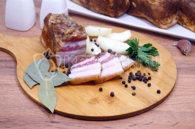 Домашнее острое соленое сало готово. Доставать из морозилки, нарезать на кусочки и подавать к столу с ржаным хлебом.