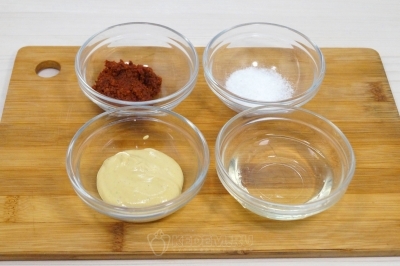 Чтобы приготовить домашнюю буженину с аджикой, нужно в одной миске смешать 1 столовую ложку дижонской горчицы, 1 чайную ложку аджики, 1/2 чайной ложки соли и 3 столовые ложки подсолнечного масла.