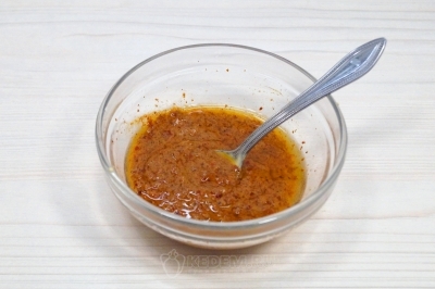 Хорошо перемешать содержимое миски.