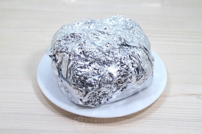 Завернуть в фольгу и убрать в холодильник на 6-8 часов мариноваться.