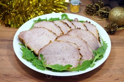 Домашняя буженина с аджикой готова. Выложить на блюдо, украсить по желанию и подавать к праздничному столу.