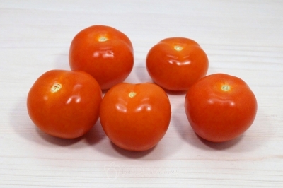 Чтобы приготовить фаршированные помидоры с сыром и орехами, нужно помидоры хорошо вымыть и обсушить.