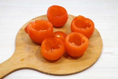 Вынуть мякоть у помидоров.