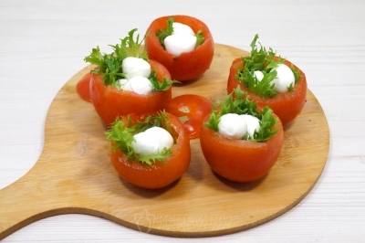 Добавить шарики моцареллы.