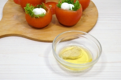 В небольшой миске смешать 1/2 чайной ложки горчицы, 2 столовых ложки подсолнечного масла и 1 щепотку соли.