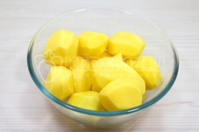 Чтобы приготовить классические картофельные зразы с мясным фаршем, нужно 600 грамм картофеля очистить.