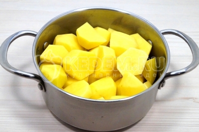 Нарезать небольшими кусочками и сложить в к кастрюлю. Залить холодной водой и поставить вариться.