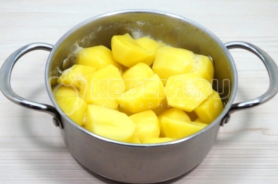 Готовить картофель 20-25 минут на среднем огне, до мягкости. С картофеля слить всю воду и немного остудить без крышки.