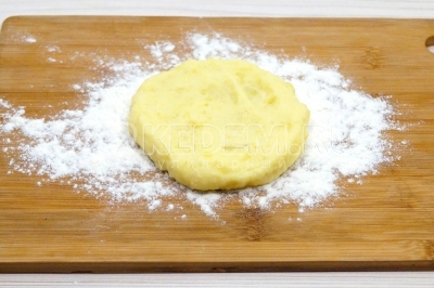 Из картофельной массы сформировать небольшие лепешки. Выложить на доску присыпанную мукой.