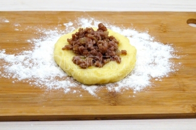 Выложить пару ложек обжаренного фарша.