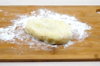 Завернуть во внутрь картофельное тесто и сформировать котлетку. Обвалять на доске в муке.