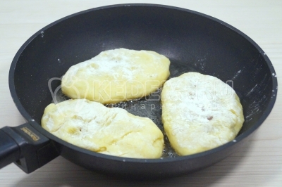 На сковороде разогреть еще 2-3 столовые ложки подсолнечного масла. Обжарить зразы с одной стороны 2 минуты.