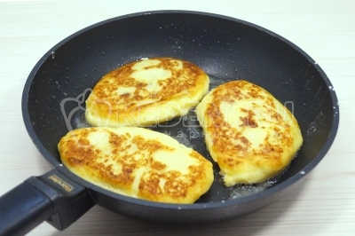 Перевернуть зразы и обжарить с другой еще 2 минуты.