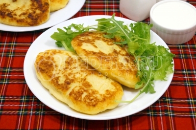 Классические картофельные зразы с мясным фаршем готовы. Подавать к столу со сметаной.