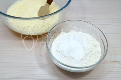 В яичную смесь добавить мучную.