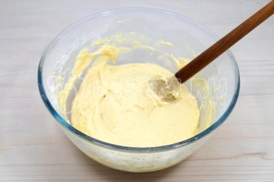 Замесить тесто для маффинов.