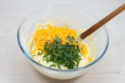 Добавить в тесто тертый сыр и зелень, и перемешать.