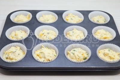 Разложить тесто для маффинов по формочкам на 2/3 от объема.