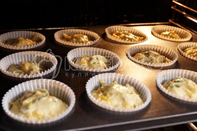 Поставить маффины в духовку разогретую до 180 градусов Цельсия.