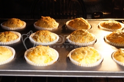 Выпекать маффины в разогретой духовке 20-25 минут.