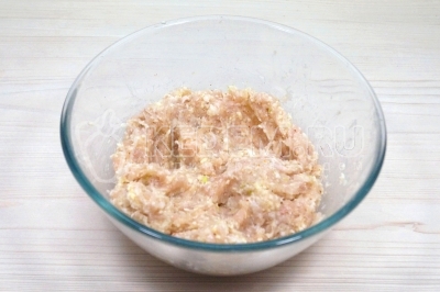 Хорошо вымесить фарш.