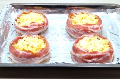 Обвернуть гнезда полосками бекона.