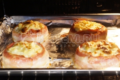 Запекать в духовке при 200 градусов Цельсия 25 минут.