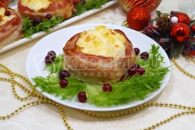 Новогоднее горячее, Мясные гнезда с ананасом и сыром в беконе, готово. Можно подавать к праздничному столу.