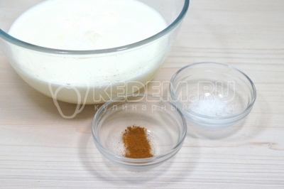 Добавить 1/4 чайной ложки корицы и 1 щепотку соли.