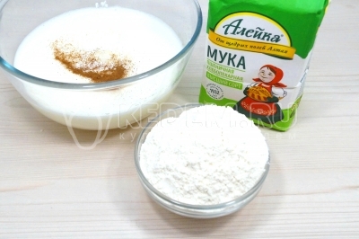 Добавить 220 грамм муки и перемешать.