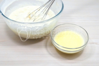 Перемешать тесто и добавить 100 грамм растопленного сливочного масла.