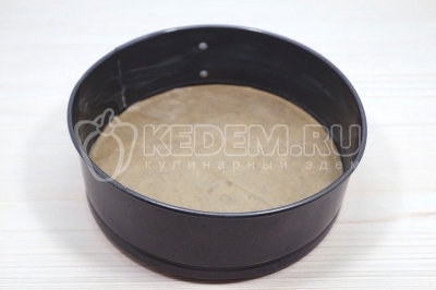 Дно формы для выпечки застелить пергаментом. Бока смазать кусочком сливочного масла.