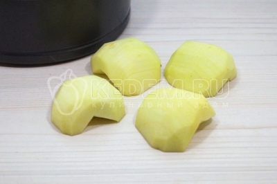 Очистить от кожуры и разрезать на половинки. Удалить сердцевину и сделать надрезы.