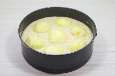 Тесто выложить в форму. Добавить сверху половинки яблок.