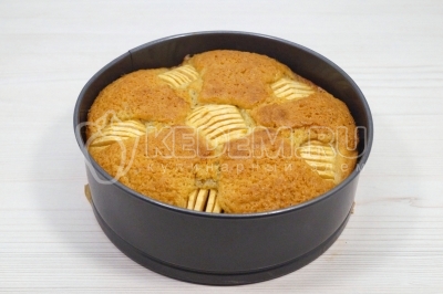 Готовый пирог остудить в форме.