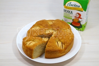 Вынуть пирог из формы. Выложить на блюдо.