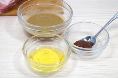 Добавить 2 столовые ложки подсолнечного масла и 1 чайную ложку меда.