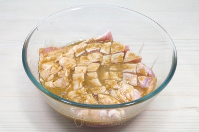 Поместить мясо в миску заправить маринадом.