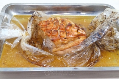 Вынуть мясо из духовки, немного остудить и разрезать пакет для запекания.