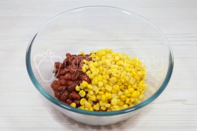 В миске смешать 200 грамм консервированной красной фасоли и 200 грамм консервативной кукурузы. Предварительно слить всю жидкость с консервов.