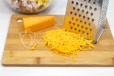 На крупной терке натереть 50 грамм сыра чеддер.