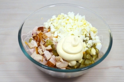 Заправить салат 2 столовыми ложками майонеза.