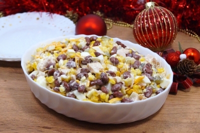 Новогодний салат с фасолью и копченым куриным филе «Бобовый карнавал» готов. Выложить в салатник и подавать к столу.