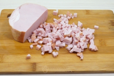 Натереть 100 грамм любимого твердого сыра на крупной терке.