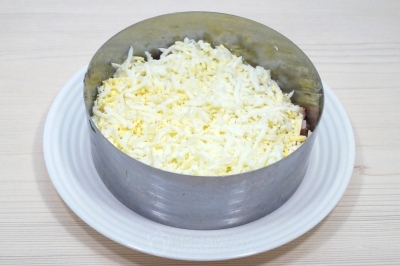 Добавить слой отварных яиц и смазать майонезом.