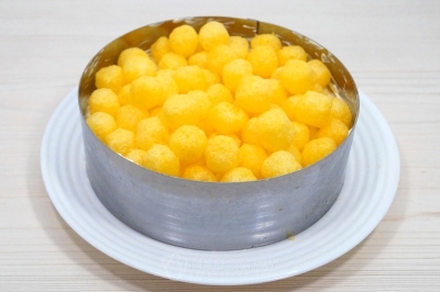 Перед подачей добавить сверху сырные кукурузные шарики.