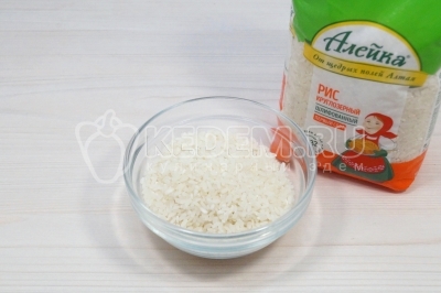 В небольшую миску отмерить 100 грамм круглозерного риса.