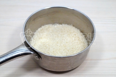 Переложить рис в сотейник и промыть.