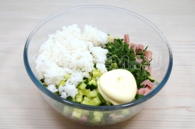 Заправить 2 столовыми ложками майонеза и добавить 1 щепотку соли.